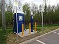 魁北克的充電站，其中有AddÉnergie Technologies 50 kW CHAdeMO/CCS Combo直流快充，以及L2 EVSE.