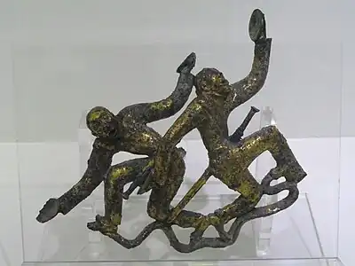 鎏金双人盘舞扣饰