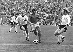 Johan Cruijff (centre), shortly before Uli Hoeneß (right) made the foul