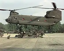 CH-47 吊掛M198 榴彈砲。