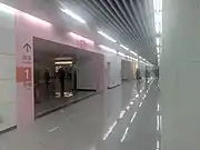 在5号线站厅看1号线站厅。相差近10年建成，5号线车站的光源明显更亮