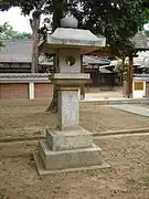 嘉義神社參道旁的石燈籠其一，1920年建造
