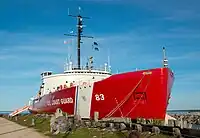 麦基诺市湖岸边停泊的美国海岸警卫队前破冰船USCGC Mackinaw (WAGB-83)（英语：）