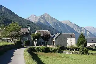 村莊和以Col d'Azet為背景的風景照