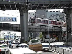 在車站遺址附近行走中的列車（2015年4月）