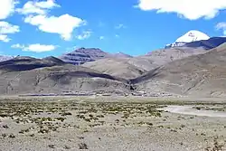 普兰县塔钦村附近的自然景观，右侧雪峰是冈仁波齐峰