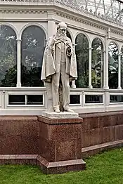 Statue of Charles Darwin