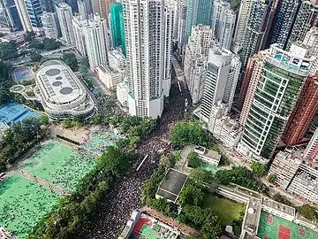 由於遊行人士太多，部分市民選擇從英皇道出發