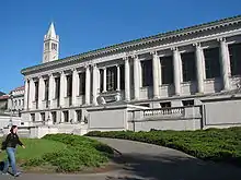 道氏圖書館（Doe Library），學校的主要圖書館