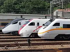 EMU3000型電聯車（左）加入營運後，和普悠瑪號（中）及太魯閣號（右）共同擔負東部幹線城際疏運任務