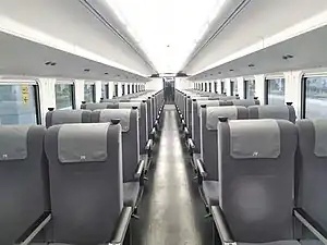 EMU3000型標準車廂內裝（圖為標準型，觀光特仕列車全編組12節車廂採用與商務車廂同色調內裝