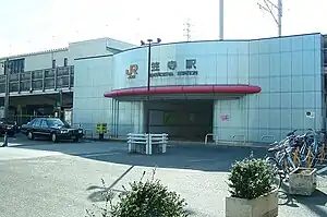 東口（站舍位於跨線橋上）