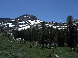 通往温尼马卡湖的步道的两侧山脉与森林