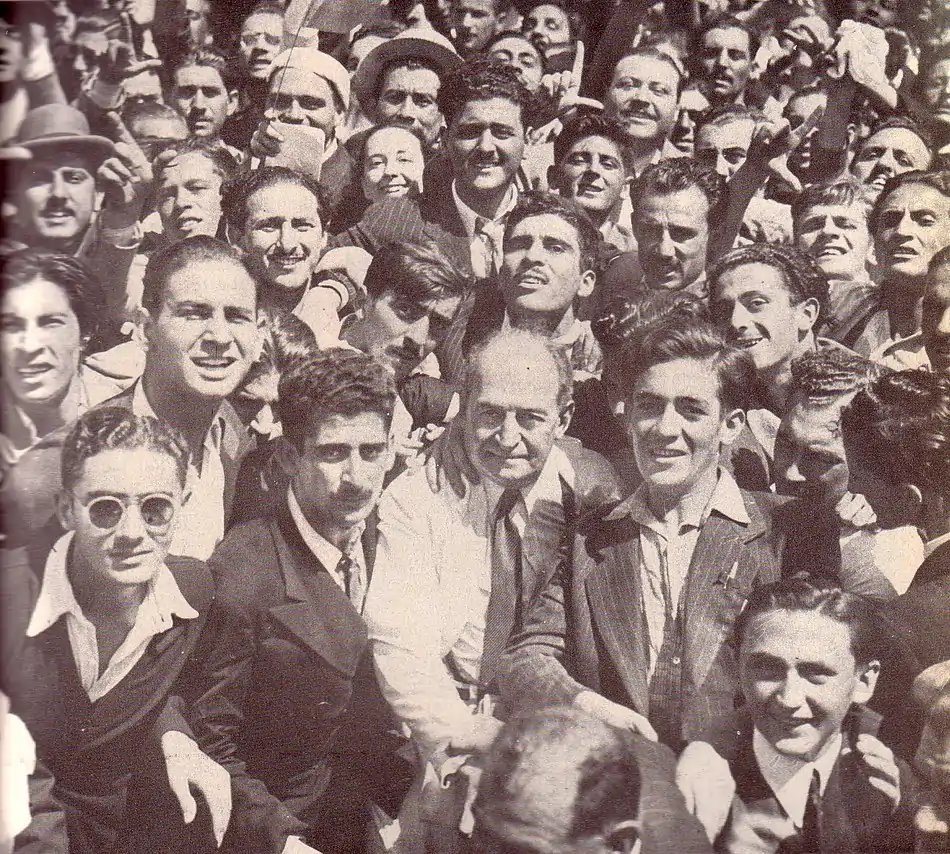 Enrique Mosca con jovenes radicales en Retiro 1946.jpg