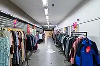 B3出入口负一层通道设有部分商铺（2024年4月）