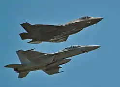 2017年4月15日，美國海軍第101戰鬥攻擊機中隊（英语：）的F-35C戰鬥機與第122戰鬥攻擊機中隊的F/A-18F編隊飛行