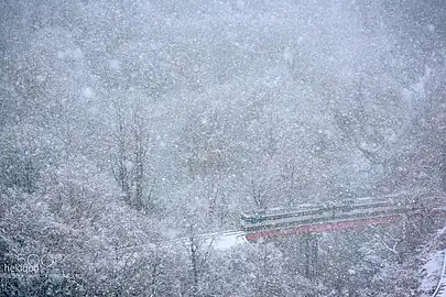 在冬季大雪行駛於只見線的火車。