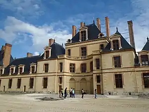 亨利四世時期所興建的辦公室庭院（Château de Fontainebleau）