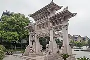 故居前的“新建伯”牌坊