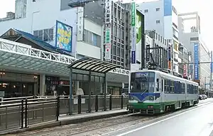 設置在福井車站前舊街道路中央的福井鐵道路面電車站牌