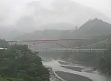 北橫公路的羅浮橋（遠）及復興吊橋（近）