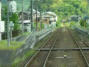 從平交道攝雙岩站兩邊月台。