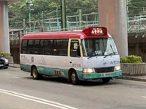 來回南豐紗廠和港鐵荃灣站的紅色小巴接駁專車，停於荃灣政府合署對面近荃灣站A4出口的候車處