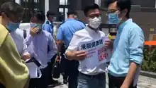 8月16日，范國威等多名區議員指全民檢測成效存疑，反對健康碼和私家醫生為中資公司取樣本，到中山紀念公園體育館請願