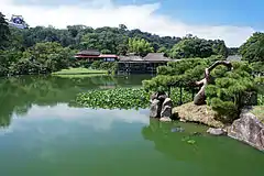 池畔的造景