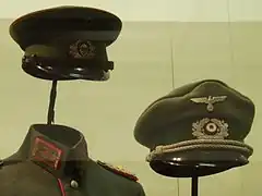 威瑪防衛軍軍帽(左)及納粹時期所使用帶有帝國帽章的軍帽(右)。