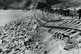 九廣鐵路沙田段路基被沖走,導致路軌下陷並懸空