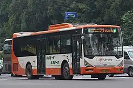 一汽巴士 GZ6111HEV1 行驶于21路，该车现已退役