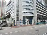 真道書院小學部門口及外圍，左方是露天收費停車場