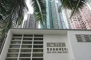 正立面左方的大型窗格