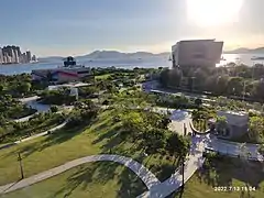 自由空間（左）和香港故宮文化博物館（右）