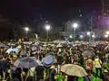 晚上近8時，在維多利亞公園有不少人士等候出發