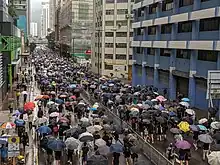 集會人士冒雨行經楊屋道，並佔據所有行車綫