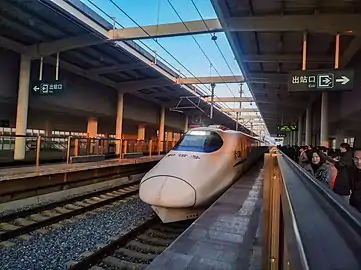 CRH2A担当的城际列车进入黄冈站1站台