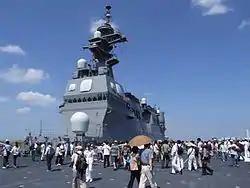 日向號的艦橋與開放民眾參觀的甲板，攝於2009年橫濱開港150週年慶期間