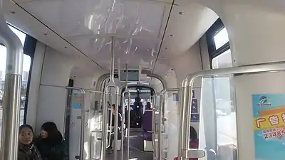 100%低地板电车车厢内部
