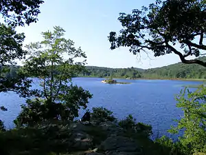 哈里曼州立公園（英语：）裡的島池