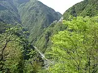 祖谷溫泉遠景，山上建築為溫泉旅館，露天溫泉池在下方溪谷