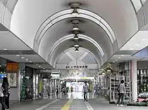 車站入口與構內商店（2009年6月13日攝）