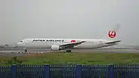 日本航空B767-300ER客機滑行於臺北松山機場。