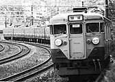 設有大型通風器的クハ111形京阪神快速電車（1983年）