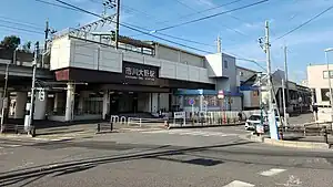 設在高架路線下方的市川大野車站站房