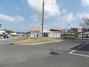 外牆被藝術化後的宇野站外貌(2016年3月)。