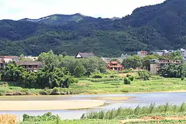 光孝寺坐南朝北，前临三江口，后倚铁狮山