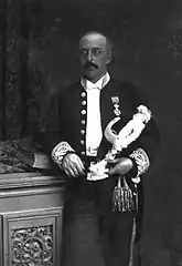 沙勒罗瓦市长朱尔·奥当(法语:)穿着全套市长服装