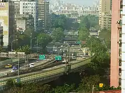 高架公路與車行地下道結合的林蔭大道